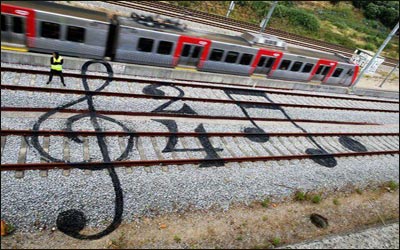 خلق اثر های هنری بر روی خطوط ریلی راه آهن