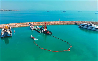 برگزاری مانور مقابله با آلودگی نفتی دریایی در حوضچه عملیاتی بندر لنگه