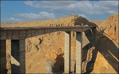 احداث مرتفع ترین پل آزادراهی کشور در اصفهان - شیراز