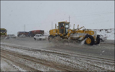 انجام ۱۵۸۰ کیلومتر برف‌روبی در جاده‌های کرمانشاه / رهاسازی ۸۰ خودرو گرفتار در برف