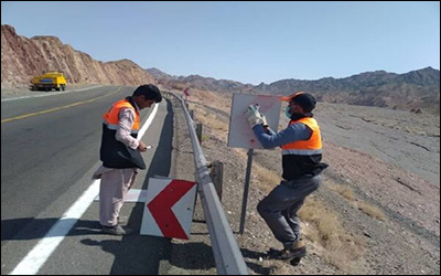افزایش ایمنی جاده‌های جنوب سیستان و بلوچستان با نصب انواع تابلو و علائم ایمنی