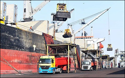 پهلودهی چهار فروند کشتی حامل کالای اساسی در بندر امام خمینی (ره)