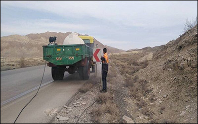 شستشوی تابلوها و علائم جاده ای برای افزایش ایمنی تردد در جاده های شهرستان حاجی آباد