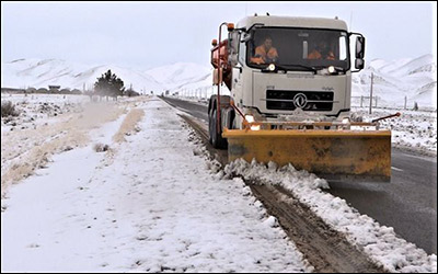 برف‌روبی و ۲۵۰ تن نمکپاشی در سطح محورهای برف‌گیر سلفچگان ، خلجستان و قاهان