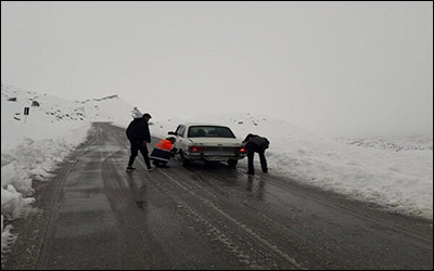 امدادرسانی راهداران به ۹ خودرو گرفتار در مناطق برف گیر استان خوزستان