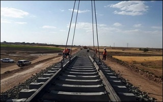 ریل‌گذاری ۴۰۰ شاخه ریل معادل ۳ هزار و ۶۰۰ متر در مسیر راه‌آهن شهرکرد – سفیددشت – مبارکه