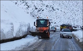 نجات بیش از ۴۰۰ خودروی گرفتار در محور ابهر - خدابنده توسط نیروهای راهداری