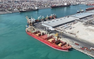 کارکنان غیر عملیاتی از محوطه بندری خارج می شوند