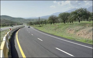 اجرای عملیات خط‌کشی ۴۸ کیلومتر از جاده های شهرستان بروجن برای ارتقا ایمنی جاده‌ای