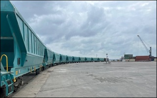 قطار ترانزیت روی ریل بندر کاسپین