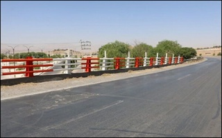 نصب و رنگ‌آمیزی هندریل‌ پل‌ها در جاده های شهرستان بروجن در حال اجراست