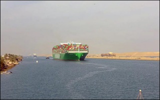 سقوط ۶۲ درصدی درآمد کانال سوئز در پی حملات حوثی‌ها به کشتی‌های تجاری