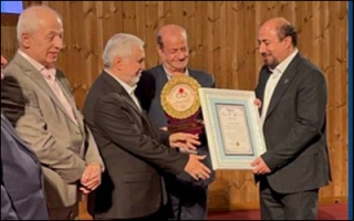 نشان عالی مسئولیت اجتماعی به مدیرکل روابط عمومی راه‌آهن اهدا شد