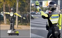 چین با ربات انسان‌نما ترافیک چهارراه‌های شلوغ را مدیریت می‌کند