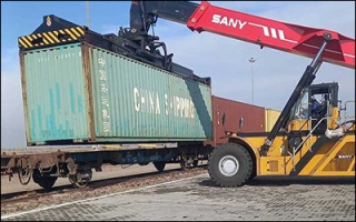 تخلیه ۶۰۰ TEU کانتینر کالاهای اساسی در پایانه لجستیک آپرین توسط اداره‌کل راه‌آهن تهران