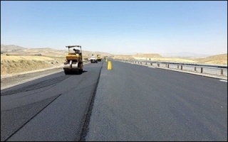 شتاب اجرای عملیات روکش آسفالت در آزادراه تبریز – زنجان  ۸ اکیپ پای کار آمدند