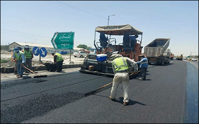اجرای ۲ کیلومتر روکش آسفالت در محور چناران - قوچان با مصرف ۳ هزار تن آسفالت بیندر